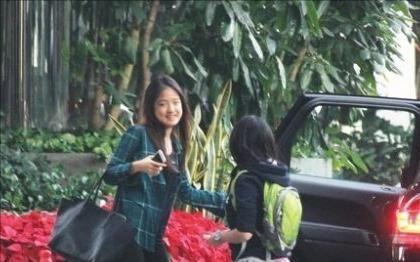 男星个个花钱如流水一般人真养不起OG网站娶了“败家老婆”的3位(图4)